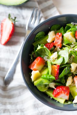 Çilek ve quinoa salata