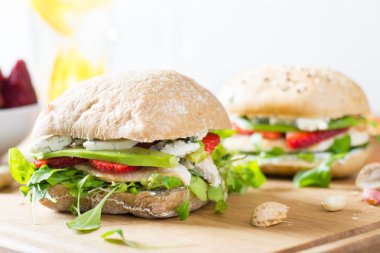 Tavuk ve çilek ile sandviç