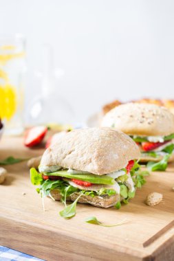 Tavuk ve çilek ile sandviç