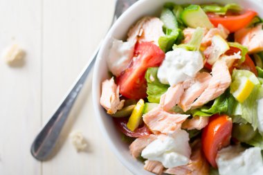 Somon ve taze sebze salatası