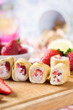 Krep peynir ve çilek ile