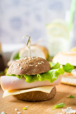 Jambonlu ve peynirli sandviç.