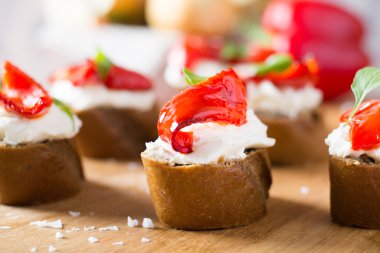 Biber ve krem peynirli sandviç