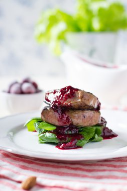 Karaciğer ıspanak ve vişne sos ile