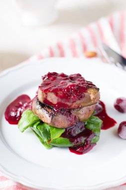 Karaciğer ıspanak ve vişne sos ile