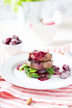 Karaciğer ıspanak ve vişne sos ile