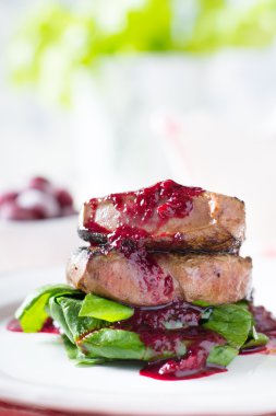 Karaciğer ıspanak ve vişne sos ile