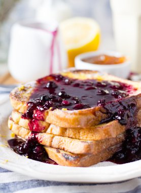 Fransız tost yaban mersini sos ile
