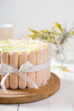 Beyaz çikolata ve kedi dili pasta