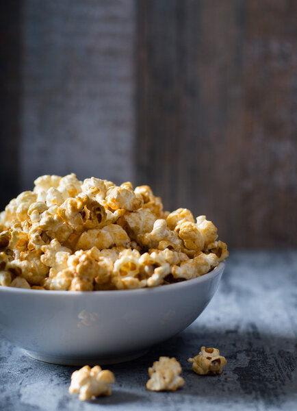 Popcorn with caramel in bowl