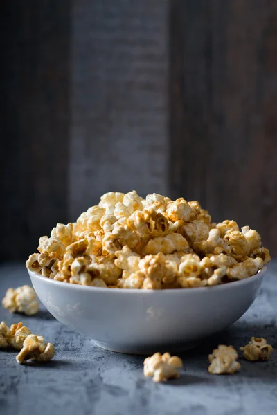 Popcorn con caramello in ciotola — Foto Stock
