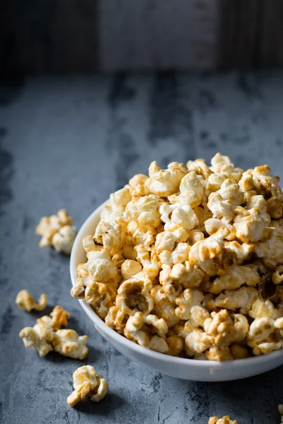 Popcorn mit Karamell in Schüssel — Stockfoto