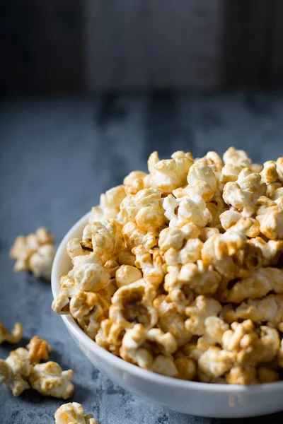 Popcorn met karamel in kom — Stockfoto