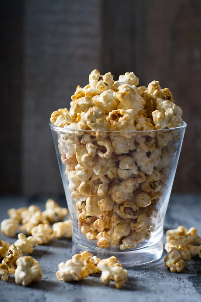 Popcorn con caramello in ciotola di vetro — Foto Stock