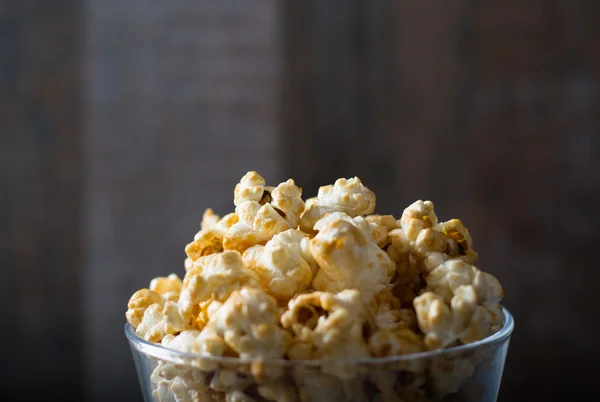 Palomitas de maíz con caramelo en tazón de vidrio —  Fotos de Stock