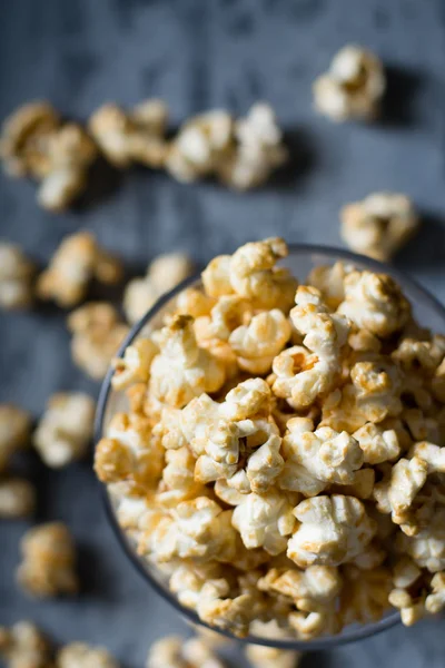 Palomitas de maíz con caramelo en tazón de vidrio —  Fotos de Stock