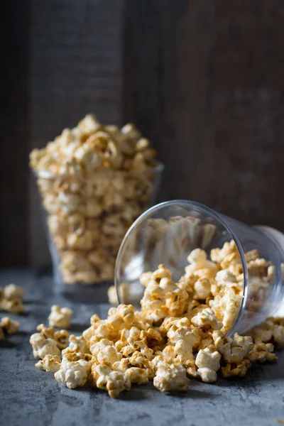 Popcorn mit Karamell in Glasschale — Stockfoto