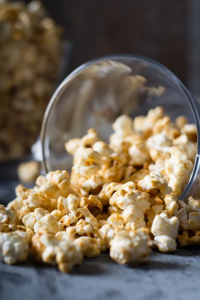 Palomitas de maíz con caramelo en tazón de vidrio —  Fotos de Stock