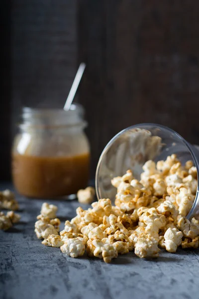 Popcorn s karamelem v skleněná mísa — Stock fotografie