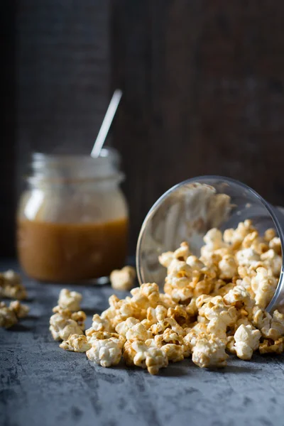 Pipoca com caramelo em tigela de vidro — Fotografia de Stock