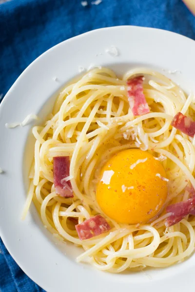 Spaghetti carbonara w biały danie — Zdjęcie stockowe