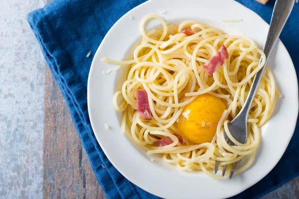 Spaghetti carbonara i vit skål — Stockfoto