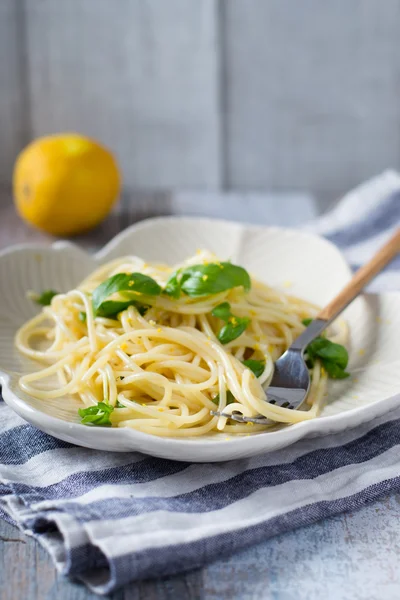 Spaghetti mit Basilikum und Zitrone — Stockfoto