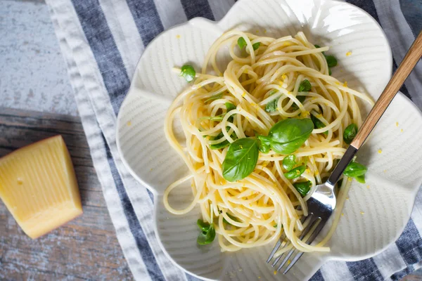 Spaghetti mit Basilikum und Zitrone — Stockfoto