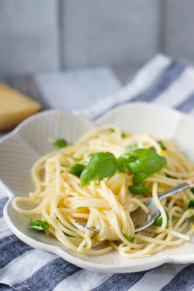 Спагетти с базиликом и лимоном — стоковое фото