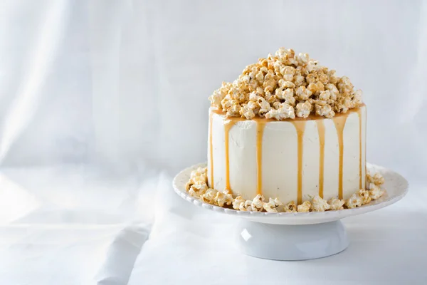 Choklad kaka med kola och popcorn — Stockfoto