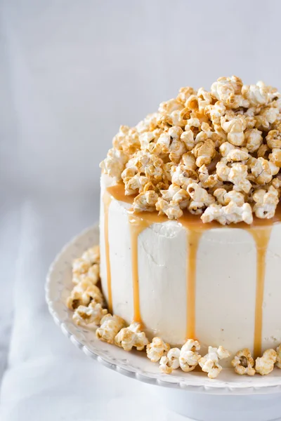 Gâteau au chocolat au caramel et pop-corn — Photo