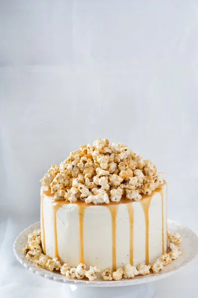 Schokoladenkuchen mit Karamell und Popcorn — Stockfoto