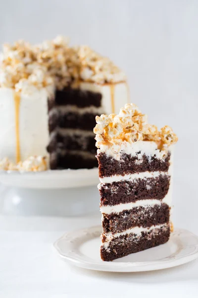 Chocolate cake met karamel en popcorn — Stockfoto