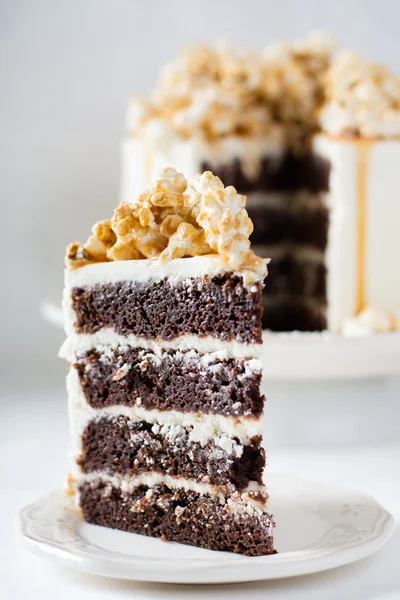 ポップコーン キャラメルとチョコレートのケーキ — ストック写真