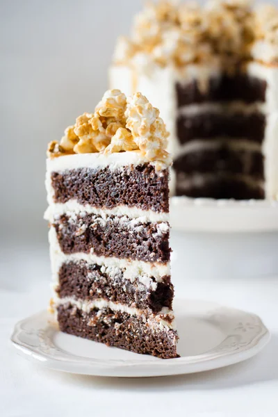 Pastel de chocolate con caramelo y palomitas de maíz — Foto de Stock