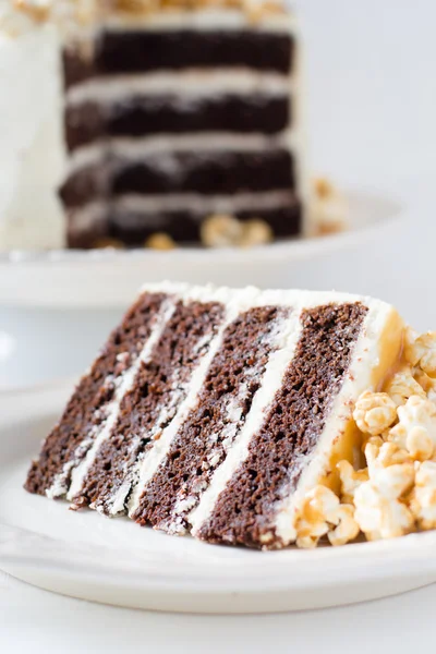 카라멜 팝콘과 초콜릿 케이크 — 스톡 사진