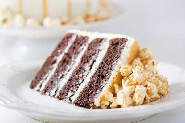 Chocolate cake met karamel en popcorn — Stockfoto