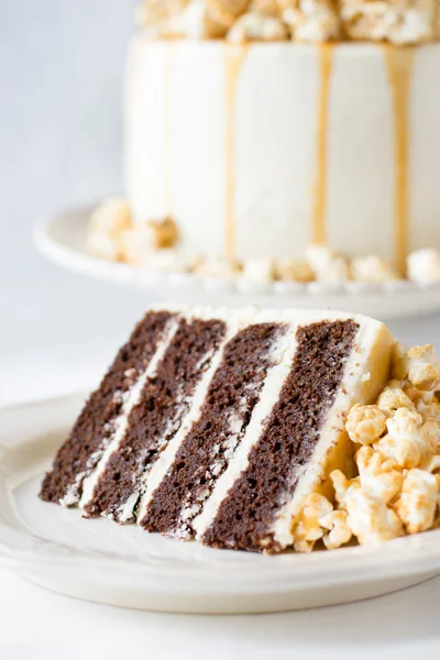 Chocolate cake met karamel en popcorn — Stockfoto