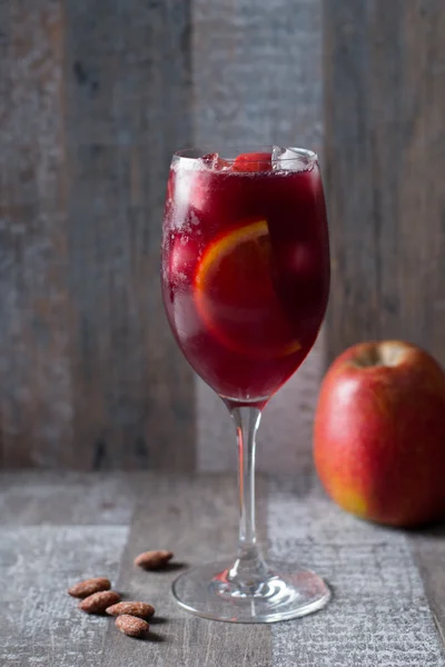 Sangria em um copo com fatias de laranja — Fotografia de Stock