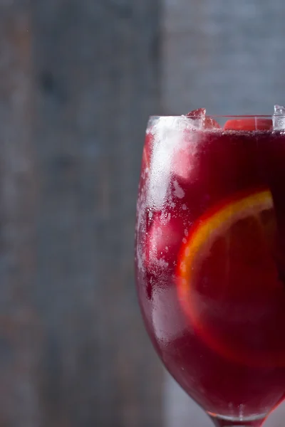 Sangria em um copo com fatias de laranja — Fotografia de Stock