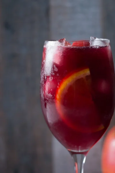 Sangria i ett glas med skivor av orange — Stockfoto