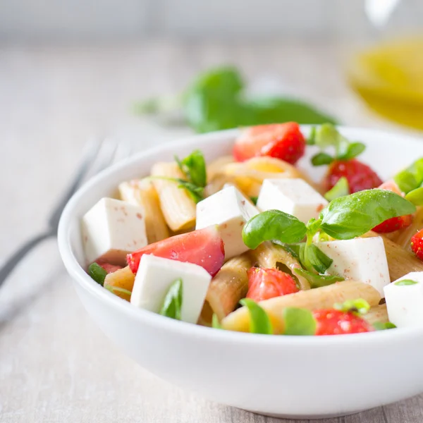 Salada com macarrão em tigela branca — Fotografia de Stock