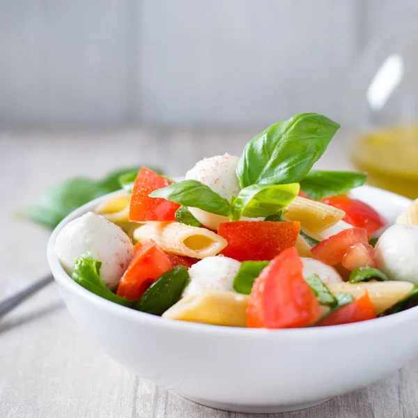 Salada com macarrão em tigela branca — Fotografia de Stock