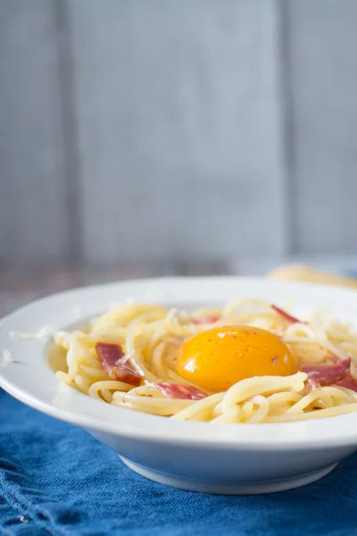 Espaguete Carbonara em prato branco — Fotografia de Stock