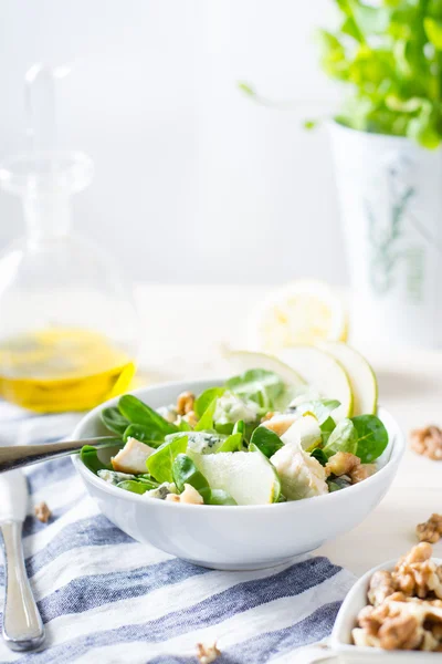 Salat mit Huhn und Birne — Stockfoto