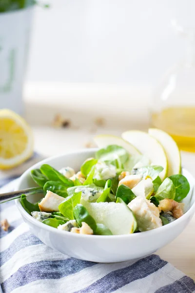 Salada com frango e pêra — Fotografia de Stock