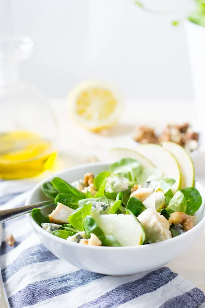 Ensalada con pollo y pera — Foto de Stock