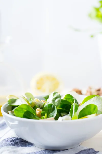 Salat mit Huhn und Birne — Stockfoto