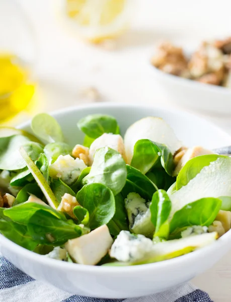 Salada com frango e pêra — Fotografia de Stock