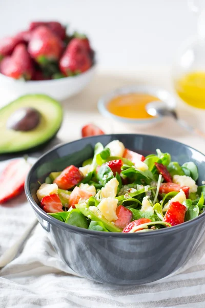 Salada com morangos e quinoa — Fotografia de Stock